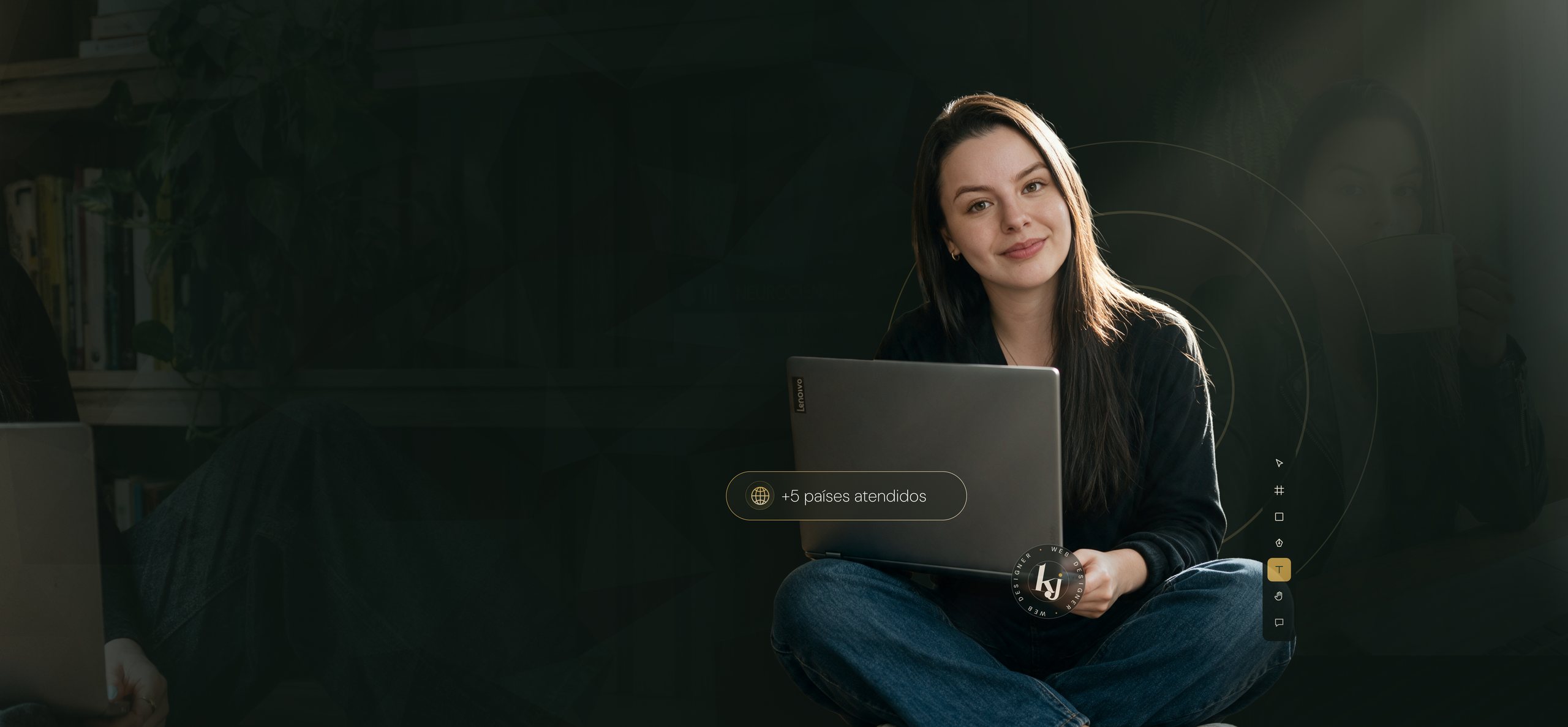 Kailany Janke sentada com o notebook no colo, sorrindo